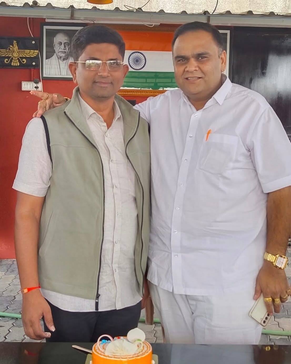 તા.૨૩-૦૧-૨૦૨૬ ના રોજ દક્ષિણ ગુજરાતની પ્રતિષ્ઠિત શૈક્ષણિક સંસ્થા મહુવા વિભાગ કેળવણી મંડળમાં લાંબા સમયથી સેવા આપી રહેલા મંત્રી જનકભાઈ દેસાઈએ નાદુરસ્ત તબિયતના કારણોસર પોતાના પદ પરથી રાજીનામુ આપતા મંડળના માળખામાં મોટા ફેરફારો જોવા મળ્યા છે. આજે યોજાયેલી મંડળની ખાસ બેઠકમાં નવા હોદ્દેદારોની વરણી પ્રક્રિયા હાથ ધરવામાં આવી હતી.